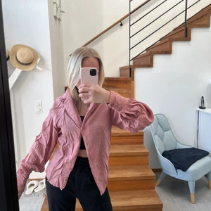 Skjortblus från NAKD - Skjortblus från NAKD i ett rosa runt material. Bra skick!