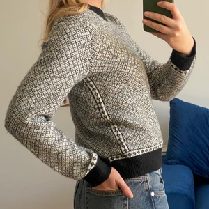 Stickad tröja - Stickad tröja från Uniqlo. Sparsamt använd och i mycket gott skick.