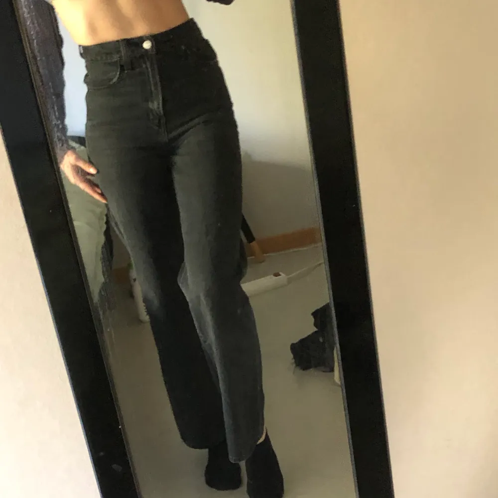 Supersnygga highwaist Levis Ribcage i coola modellen wide leg som ej finns att köpa längre. I bra skick! Tyvärr lite för små för mig men sitter väldigt bra annars. Kan tänka mig ett billigare pris vid snabb affär. Möts helst upp i Lund eller i Malmö!. Jeans & Byxor.