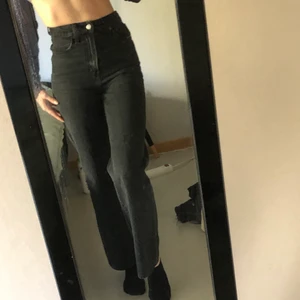 Trendiga LEVIS Ribcage Wide Leg - Supersnygga highwaist Levis Ribcage i coola modellen wide leg som ej finns att köpa längre. I bra skick! Tyvärr lite för små för mig men sitter väldigt bra annars. Kan tänka mig ett billigare pris vid snabb affär. Möts helst upp i Lund eller i Malmö!