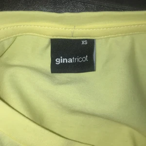 Ginatricot gul volang tröja XS - Volang blus från Gina Gina tricot som aldrig kommer till användning. Perfekt inför sommaren! Modellen har stora hål som cirkulerar hela armen