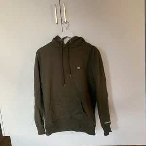 Calvin Klein  - Snygg ck tröja, köpt på Nk. Använd Max 5 ggr. Skick 10/10 passar även L