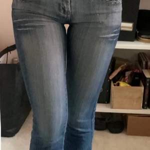 Super snygga jeans som är köpta här på plick! Några paljetter har ramlat av med inget man tänker på. Frakten ingår i priset❤️
