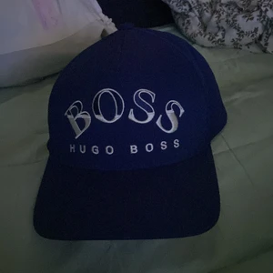 Hugo boss keps  - En äkta keps som säljs. Jag har inte använt den mycket och den är i princip ny. Hör av er!