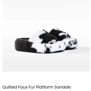 fluff tofflor - säljer mina ashärliga platå fluff-tofflor från bershka!💖💖 finns ej att köpa nånstans längre, köpta för 400kr🥰 använda typ en gång✨  storlek 39, men passar 38-40🍬