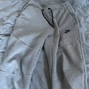 Den här är byxorna som tillhör till den gråa Nike tech fleecen 1800 kr för både tröjan och byxorna annars 900 enskilt eller billigare om vi kommer överens om det i chatt eller man står för frakt