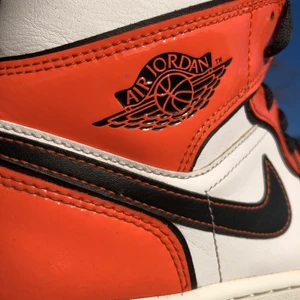 Jordan 1 mid turf orange - Jordan 1 mid turf orange i mycket bra skick. Skorna är i storlek 40,5. Om ni har några frågor eller vill ha fler bilder får ni gärna höra av er.