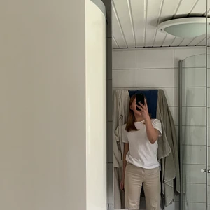 Beige byxor  - Säljer mina vida beigea byxor i storlek 152 / 11-12Y från Lindex🤍 jag är 1,63 cm lång och dom börjar bli förkorta för mig. Dom har jätte bra passform och ett skönt material. 