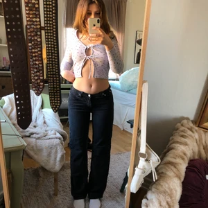 Lågmidjade byxor  - ❤️💕💋❤️‍🩹💝Dessa byxor köpte jag på weekday i Stockholm. Det är i färgen svart och storleken 36/38❤️💕💋❤️‍🩹