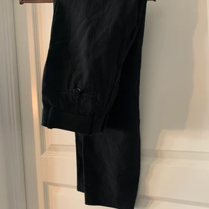 Kostymbyxor från Zara - Fina kostymbyxor från Zara som går in vid anklarna. Är absolut öppen för prisförslag, kan mötas upp i Stockholm och det är bara att skriva för fler bilder!!