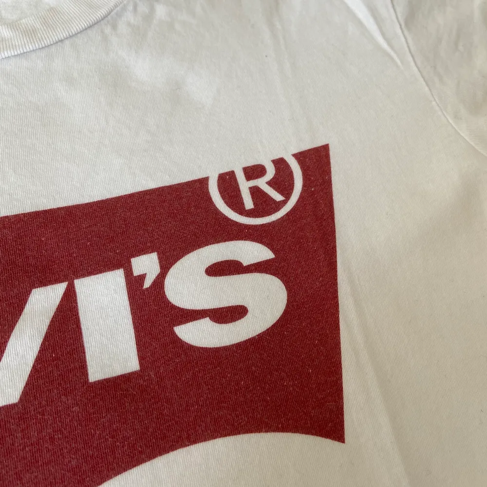 Klassisk Levis t-shirt köpt för 300kr. T-shirts.