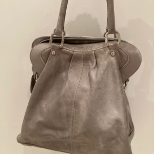 Stor väska - Säljer denna väska! Stor och rymmer mkt, exempelvis dator mm.  Relativt kort band som man bär över axeln