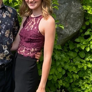 Super fin vinröd spets topp! - Betala bara för frakt. Väger om du är intresserad