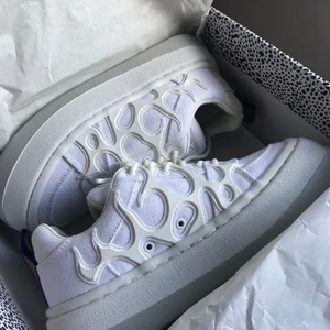 Eytys sonic - Vita eytys Sonic i strl 39, säljs i gott skick. Meddela för fler bilder😊 (Första bilden är lånad) Köparen står för frakt!