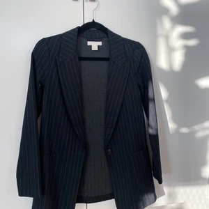 Blazer med ränder - Mörkblå med ränder. Använd vid ett tillfälle. Supersnygg men kommer inte till användning! Storlek s.