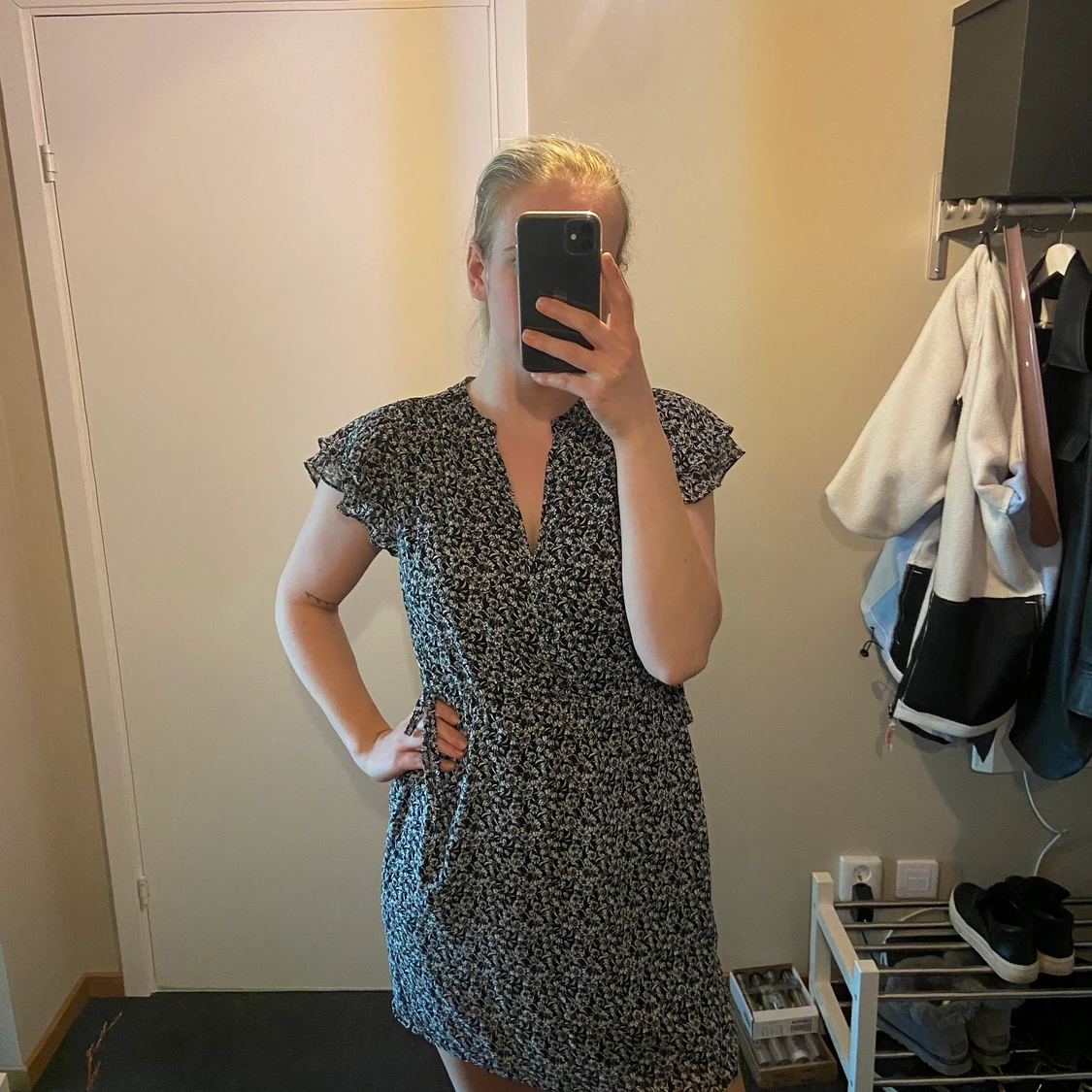 Mörk blommig klänning