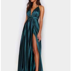 Söker denna klänningen från Youmefashion/ Ivory field i storlek S eller M. Behöver den så fort som möjligt! Kontakta gärna mig om pris!💕💞💖