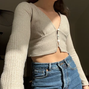 Långärmad crop top  - Så fin beige crop top i jättefint skick! Perfekt i vår/sommar, passar till det mesta.🤍 Vid flera intressenter startar jag budgivning!