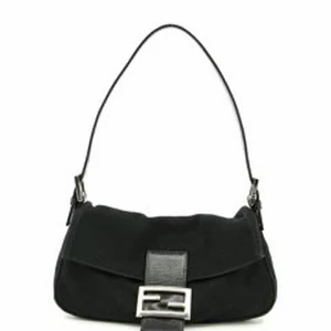 Fendi Baguette Bag - Säljer min Fendi baguette väska! Köpt på The vintage bar, med authenticity och quality check. Skriv för fler bilder! 