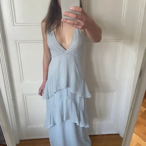 Långklänning  - Långklänning från Nelly tänkte ha den på balen men den blev tyvärr inställ pga Corona så helt oanvänd🌸💓