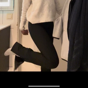 Boothcut svarta byxor - Ett par as sköna svarta bootcut byxor som har en slits på båda sidorna av fötterna. Säljer dessa eftersom jag råka få med fel stolek. Ändast testade! Köp direkt för 130😊