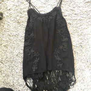 Linne - Säljer detta linnet med fransar längst ner. Vet ej exakta storlek men skulle säga storlek S. Kom privat vid frågor eller intresse 