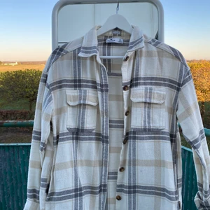 Skjort jacka  - Omsorgsfullt använd enbart några gånger förra sommaren! Köpt på Hollister i storlek XS men skulle säga att den passar S lika bra. Lite ”oversized” 💖