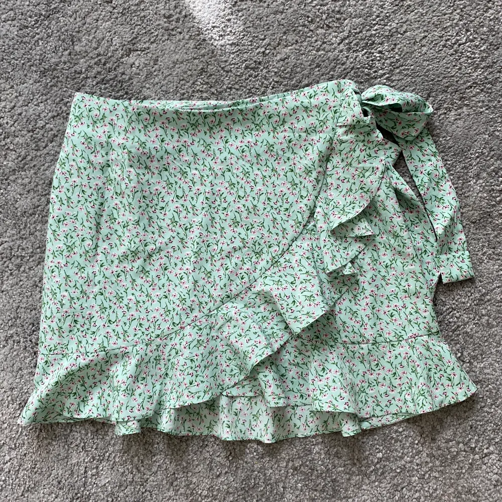 Supersöt kjol som passar perfekt nu i sommar. Är i nyskick då den aldrig kommit till användning. Storlek M men lite lite i storlek och knyts i midjan så skulle säga att den passar XS-M. . Kjolar.