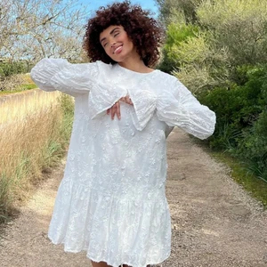 Klänning med ärmdetalj - Säljer denna slutsålda populära klänningen från nakd! Alla lappar sitter kvar och är helt oanvänd. Den är helt perfekt för studenten, men också vardagarna under sommaren. Jag hade använt den själv men den är för liten, hade parat den med massa guldsmycken och ett par birken!