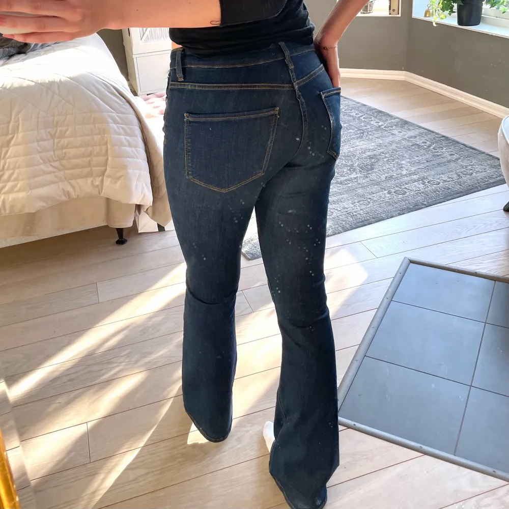 Jättefina lågmidjade jeans med bra passform. Jag är 175 och de är bra i längden på mig. Använda 1 till 2 gånger😊. Jeans & Byxor.