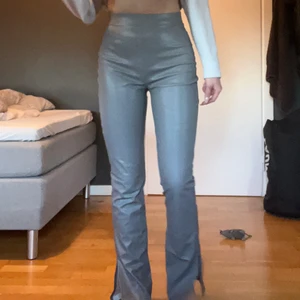 Skinnbyxor - asballa skinnbyxor från Nelly. Samma som på andra bilden fast gråa, säljs inte längre i denna färg hos Nelly, knappt använda💋💋