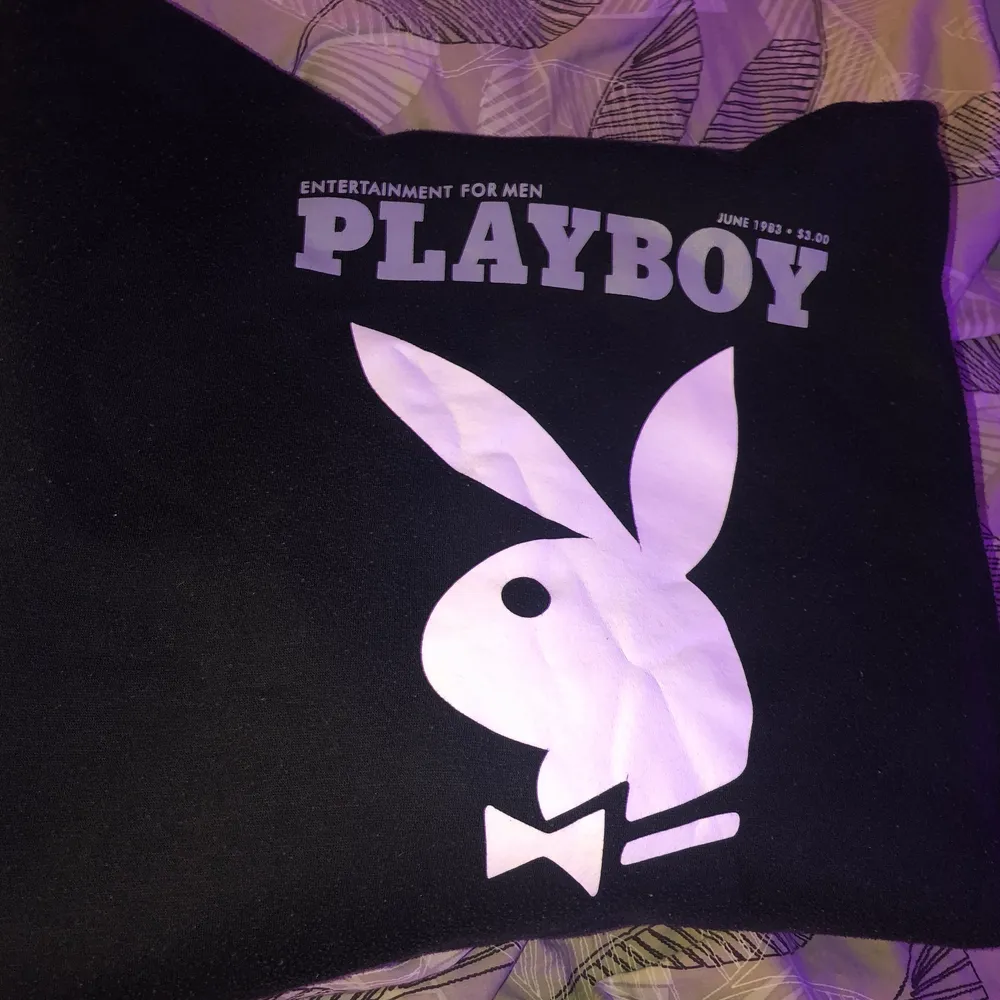 Jättesnygg Playboy ”klänning” men går att använda som hoodie om man viker upp den liksom😍 säljer då den är för liten :( . Tröjor & Koftor.