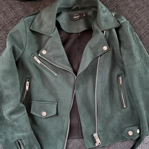 Vårjacka  - Snygg grön jacka i mocka som passar nu i vår!!💗