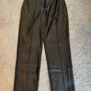 ❗️Skinbyxor (ej äkta skin) från NA-KD❗️ - 💕Säljer dessa skinbyxor (ej äkta skin) från NA-KD då jag inte använder de längre. Byxorna är i storlek 36, och de passar perfekt till allt💕