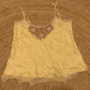 Gul silk linne  - Sommar silkes linne i fint skick! Aldrig använd och är lite för tajt på överdelen för mig som har C kupa, så rekommenderar linnet för A/B❤️