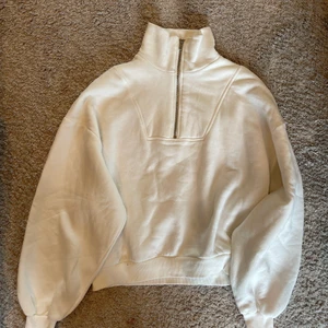 ❗️Vit sweatshirt  från Gina Tricot❗️ - 💕Säljer denna fina sweatshirten med dragkedja från Zara då jag inte använder den längre. Sweatshirten är i storlek M, och den passar fint till allt!💕