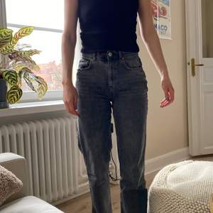 Säljer ett par jättefina grå 90s jeans från Gina Tricot i storlek 36, jättebra skick utan anmärkningar!