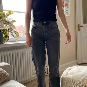 Jeans från Gina Tricot - Säljer ett par jättefina grå 90s jeans från Gina Tricot i storlek 36, jättebra skick utan anmärkningar!