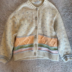 ❗️Stickad kofta från Zara❗️ - 💕Säljer denna gulliga stickade koftan från zara då den tyvärr inte används längre. Koftan är i storlek S. Denna koftan passar perfekt till allt💕