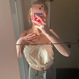 Beige spets topp - En beige, croppad, spets topp. Så fin men kommer aldrig till användning. Finns med band, funkar även utan 