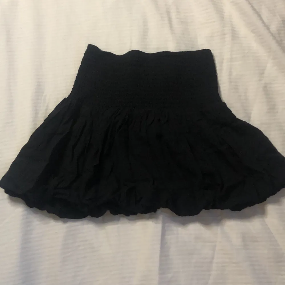 Svart ballong kjol från Lindex.                 Den passar såklart inte mig längre men den är i bra skick. Använd runt 2-4 gånger. . Kjolar.