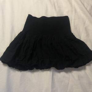 Svart ballong kjol från Lindex.                 Den passar såklart inte mig längre men den är i bra skick. Använd runt 2-4 gånger. 