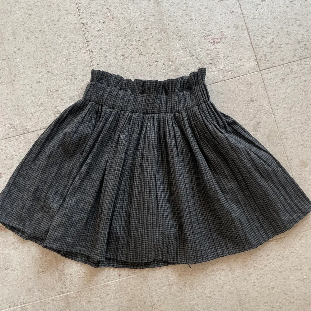 Hundtands-mönstrad kjol från Zara💘 Kan mötas på östermalm, annars frakt som köparen betalar. Kjolar.