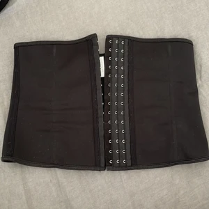 Korsett waisttrainer  - En waisttrainer för de som inte vill att det ska vara för jobbigt. Den är nämligen en mildare version av en waisttrainer, banden inuti är inte av stål och materialet är bomull. Storlek S men skulle mest rekommendera denna till en medium. Beror på midjemåttet. 