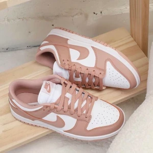 Dunk low rose whisper  - NIKE DUNK LOW ROSE WHISPER   TILLGÄNGLIGA STORLEKAR ⬇️  • EU36 • EU36,5  • EU37,5  • EU38 • EU38,5 • EU39 • EU40  • EU40,5 • EU41 • EU42 • EU42,5  • PRIS FRÅN 2099kr - 2499kr   • SKRIV TILL OSS I DM OM DIN STORLEK SAKNAS   • VI NÅS VIA DM FÖR EVENTUELLA FRÅGOR ELLER FUNDERINGAR!  #erisneakers 