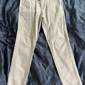 KOSTYM JEANS - HELT NYA - Beige kostym jeans, jätte fina. Dem är ljusare på bilden men bilden som visar storlek är bättre bild på färgen. Pris kan diskuteras vid snabb affär!