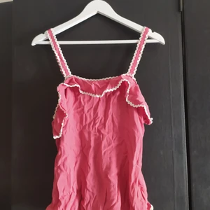 Topp storlek 42 - Säljer denna topp från mint & berry i storlek M då den inte passar längre.