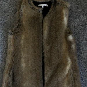 Pälsväst  - Säljer nu min pälsväst från zara, inte äkta päls. Den är använd 2-3 gånger och är i mycket bra skick🌸