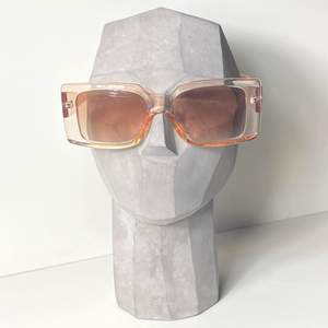 Säljer nu dessa super snygga solglasögonen! Helt nya, alltså inte använda! Frakt tillkommer 14kr❗️ Super snygga till alla outfits! 159kr💞