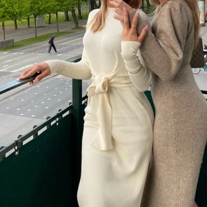 Stickad klänning  - Såå fin stickad klänning från & Other stories, jätte mjukt tjockt material och formar kroppen så fint med knyt detalj runt midjan och två slitar på varsin sida 🤍🤎